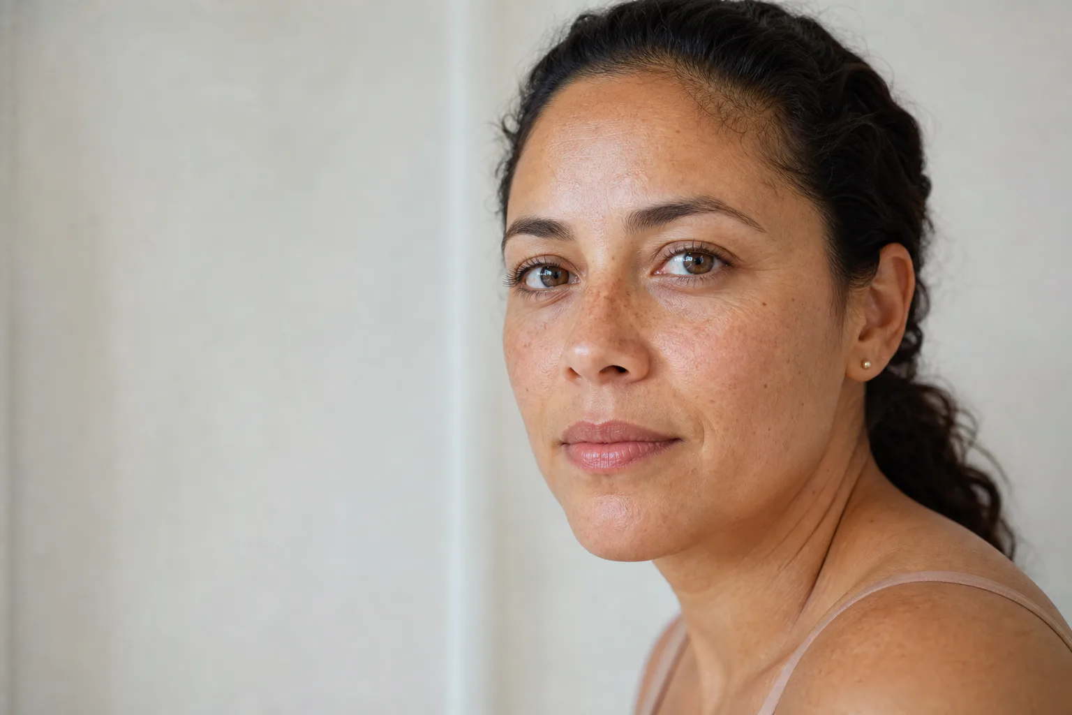 Retrato ilustrativo de una mujer con textura natural de la piel